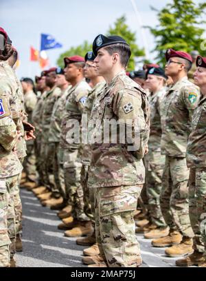 USA Sergeant Taylor Scalise, ein Infanterist, der dem 1. Bataillon, dem 8. Infanterie-Regiment, dem 3. Bewaffneten Brigaden-Kampfteam, der 4. Infanterie-Division, Und Soldaten aus Europa und den angegliederten D-Day historischen Einheiten stehen am 2. Juni 2022 in Formation, während der Gedenktafel der Panzerdivision 2., bei der Mairie de Carentan-les-Marais, Carentan, Frankreich. Die Zeremonie ist zu Ehren der Bemühungen der 2. Panzerdivisionen, die Stadt Carentan zu befreien und wo sich die 101. Luftwaffe und die 2. Panzerdivision trafen. Stockfoto