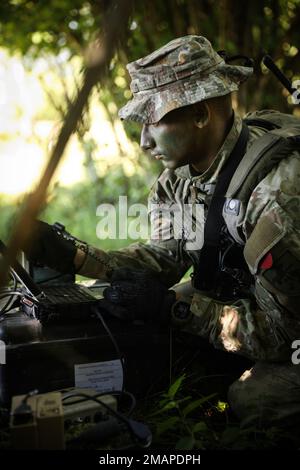 Ein litauischer Soldat, der der REECE/COY Company angeschlossen ist, startet eine Raven-Drohne während der Übung Combined Resolve 17 (CBR 17) am Hohenfels Training Area, Joint Multinational Readiness Center in Hohenfels, Deutschland, am 2. Juni 2022. CBR 17 ist ein US-amerikanisches Die Armeeübung besteht aus 5.600 Mitgliedern des Dienstes, Alliierten und Partnern aus mehr als 10 Ländern und soll die Fähigkeiten der Einheiten zur wirksamen Durchführung von Kampfoperationen in einem multidisziplinären Kampfraum bewerten. Stockfoto