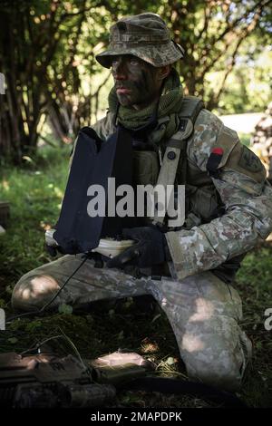 Ein litauischer Soldat, der der REECE/COY Company angeschlossen ist, startet eine Raven-Drohne während der Übung Combined Resolve 17 (CBR 17) am Hohenfels Training Area, Joint multinational Readiness Center in Hohenfels, Deutschland, am 2. Juni 2022. CBR 17 ist ein US-amerikanisches Armeeübung, die aus 5.600 Mitgliedern des Dienstes, Alliierten und Partnern aus mehr als 10 Ländern besteht, soll die Fähigkeiten der Einheiten zur wirksamen Durchführung von Kampfoperationen in einem multidisziplinären Kampfraum bewerten. Stockfoto