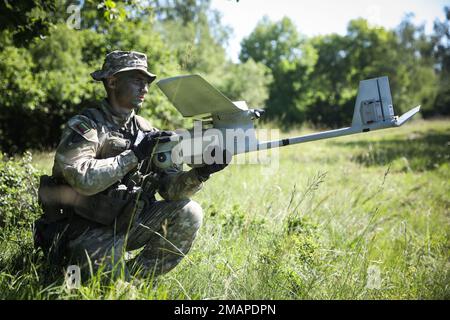 Ein litauischer Soldat, der der REECE/COY Company angeschlossen ist, startet eine Raven-Drohne während der Übung Combined Resolve 17 (CBR 17) am Hohenfels Training Area, Joint Multinational Readiness Center in Hohenfels, Deutschland, am 2. Juni 2022. CBR 17 ist ein US-amerikanisches Die Armeeübung besteht aus 5.600 Mitgliedern des Dienstes, Alliierten und Partnern aus mehr als 10 Ländern und soll die Fähigkeiten der Einheiten zur wirksamen Durchführung von Kampfoperationen in einem multidisziplinären Kampfraum bewerten. Stockfoto