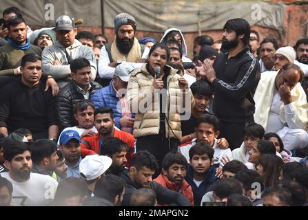 NEU-DELHI, INDIEN - JANUAR 19: Indischer Wrestler Sakshi Malik spricht Wrestler und Mediapersons während des Protests gegen die Wrestling Federation of India (WFI) am 19. Januar 2023 in Jantar Mantar in Neu-Delhi, Indien. Die Gruppe protestierender Ringer sagte, sie würden nicht akzeptieren, wie WFI-Präsident Brij Bhushan Singh, der auch Abgeordneter der Bharatiya Janata Party (BJP) aus Uttar Pradeshs Kaiserganj ist, die Wrestling Federation of India (WFI) leitet. Die Wrestler erklärten, dass der Protest nicht gegen die Sportbehörde oder die Regierung sei, sondern ausschließlich gegen Singhs Präsidentschaft von T. Stockfoto