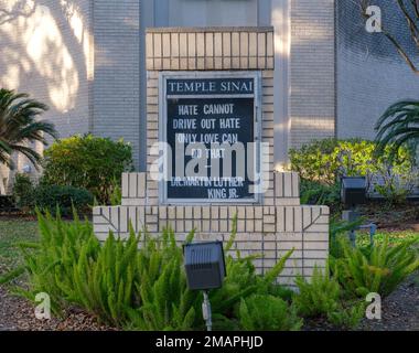 NEW ORLEANS, LA, USA - 22. DEZEMBER 2022: Schild vor Temple Sinai mit Zitat von Martin Luther King Stockfoto