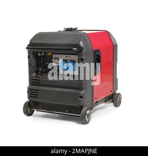 Tragbarer Benzingenerator auf weißem Hintergrund Stockfoto