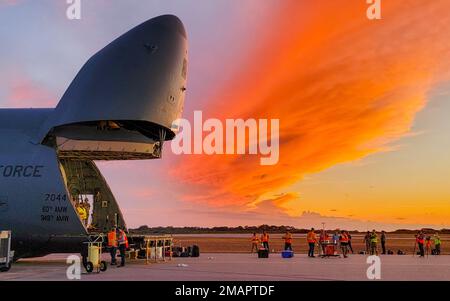 Loadmasters vom 60. Air Mobility Wing und Lockheed Martin Space entladen den sechsten geosynchronen Earth Orbit Space Based Infrared System Satellite (SBIRS GEO-6) aus einer C-5M Super Galaxy in der Cape Canaveral Space Force Station, Florida, 2. Juni 2022. Der Satellit wurde zu einer Verarbeitungsanlage gebracht, um vor der Verkapselung Tests und Betankung durchzuführen. GEO-6 wird voraussichtlich im Juli 2022 eingeführt und ist das letzte SBIRS-Programm. Stockfoto