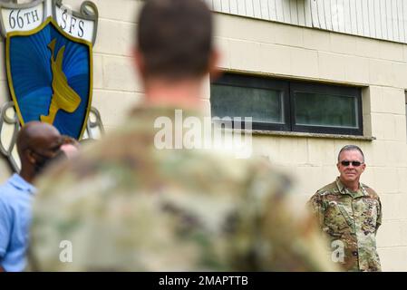 Oberst Matthew Franke, richtig, Air Force Materiel Command Chaplain, sieht als Tech aus. Sgt. Travis Fiero, 66. Sicherheitsgeschwader, Arbeitender Hundeführer, gibt einen MWD-Auftrag auf dem Luftwaffenstützpunkt Hanscom, Mass., Juni 2. Während seines Besuchs in Hanscom traf Franke mit Mitgliedern des 66. Medizinischen Geschwaders Mental Health Flight zusammen und erhielt eine militärische Demonstration des arbeitenden Hundes. Stockfoto