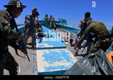 Mitglieder der philippinischen Nationalpolizei - Maritime Group, der 2. Special Operations Unit und der Philippine Coast Guard Special Operations Force führen am 2. Juni 2022 in der Nähe von Puerto Princesa, Palawan, einen Besuch durch, gehen an Bord, suchen und beschlagnahmen Demonstrationen mit einigen ihrer Mitglieder, die als illegale Fischer fungieren. Dieses Engagement bot der philippinischen Nationalpolizei, der philippinischen Küstenwache und den USA eine Gelegenheit Green Berets, um Taktiken, Techniken und Verfahren untereinander auszutauschen, um die Interoperabilität zu verbessern und gleichzeitig neue Ideen für maritime Tätigkeiten auszutauschen Stockfoto