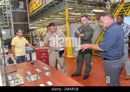 Jarred Burr, Right, Elektrotechniker am Fleet Readiness Center East (FRCE), gibt dem FRCE-kommandierenden Offizier Captain James Belmont einen Überblick über RFID-Technologie-Tags, die im Depot getestet und bewertet wurden. FRCE hat kürzlich einen erfolgreichen Machbarkeitsnachweis für ein digitales Trackingsystem mit RFID und anderer Technologie demonstriert. Die Mitarbeiter des Depots erklären, dass das System die Effizienz und Rechenschaftspflicht der Mitarbeiter des Depots steigern könnte. (Foto von Joe Andes, Fleet Readiness Center East Public Affairs.) Stockfoto