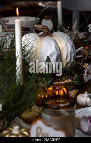 Esstisch für eine Thankgiving-Party mit Girlande und Kürbissen Stockfoto