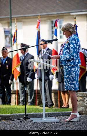 Generalmajor Christopher LaNeve und Kommandosgt. Major David Pitt legten Kränze zu Ehren von Generalleutnant James Gavins Führung während der Invasion der Normandie in Saint Mere Eglise, Frankreich, am 3. Juni 2022. Fallschirmjäger und die Bürger von Saint Mere Eglise feiern und ehren Gavins Beiträge und Beherrschung, während er während der Invasion das Kommando über die 82. Luftwaffe innehatte. Stockfoto