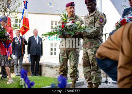 Generalmajor Christopher LaNeve und Kommandosgt. Major David Pitt legten Kränze zu Ehren von Generalleutnant James Gavins Führung während der Invasion der Normandie in Saint Mere Eglise, Frankreich, am 3. Juni 2022. Fallschirmjäger und die Bürger von Saint Mere Eglise feiern und ehren Gavins Beiträge und Beherrschung, während er während der Invasion das Kommando über die 82. Luftwaffe innehatte. Stockfoto