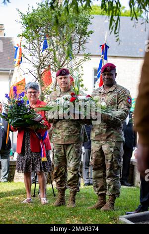 Generalmajor Christopher LaNeve und Kommandosgt. Major David Pitt legten Kränze zu Ehren von Generalleutnant James Gavins Führung während der Invasion der Normandie in Saint Mere Eglise, Frankreich, am 3. Juni 2022. Fallschirmjäger und die Bürger von Saint Mere Eglise feiern und ehren Gavins Beiträge und Beherrschung, während er während der Invasion das Kommando über die 82. Luftwaffe innehatte. Stockfoto