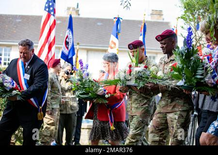 Generalmajor Christopher LaNeve und Kommandosgt. Major David Pitt legten Kränze zu Ehren von Generalleutnant James Gavins Führung während der Invasion der Normandie in Saint Mere Eglise, Frankreich, am 3. Juni 2022. Fallschirmjäger und die Bürger von Saint Mere Eglise feiern und ehren Gavins Beiträge und Beherrschung, während er während der Invasion das Kommando über die 82. Luftwaffe innehatte. Stockfoto