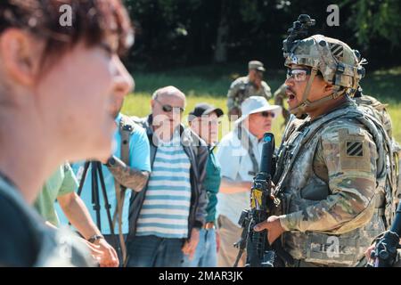 EIN US-AMERIKANISCHER Ein Soldat, der dem 3. Brigaden-Stützbataillon, dem 1. Bewaffneten Brigaden-Kampfteam, der 3. Infanterie-Division zugeteilt ist, hält zivile Akteure vom Betreten des verbotenen Gebiets ab, während er während der Combined Resolve 17 (CBR 17) am Hohenfels Training Area, Joint Multinational Readiness Center (JMRC) in Hohenfels, Deutschland, 3. Juni 2022, eine massive Unfallschulung durchführt. CBR 17 ist ein US-amerikanisches Armeeübung, bestehend aus 5.600 Mitgliedern des Militärs, Alliierten und Partnern aus mehr als 10 Ländern, mit dem Ziel, die Fähigkeiten der Einheiten zur effektiven Durchführung von Kampfoperationen in einem Schlachtraum mit mehreren Domänen zu bewerten. (USA A Stockfoto