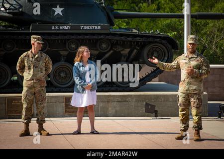 Generalleutnant Ronald Clark, kommandierender General der USA Army Central, spricht über SPC. Gokhan Ayaz, bevor er ihm eine Militärmedaille verliehen hat, vor Patton Hall auf der Shaw Air Force Base, S.C., 3. Juni 2022. SPC. Ayaz erhielt eine ARCOM für seine Bemühungen während der Evakuierung Afghanistans. Stockfoto