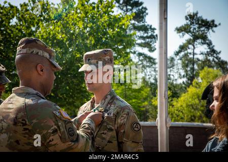 Generalleutnant Ronald Clark, kommandierender General der USA Army Central, legt eine Army Commendation Medaille auf SPC. Gokhan Ayaz vor Patton Hall auf der Shaw Air Force Base, S.C., 3. Juni 2022. SPC. Ayaz erhielt eine ARCOM für seine Bemühungen während der Evakuierung Afghanistans. Stockfoto