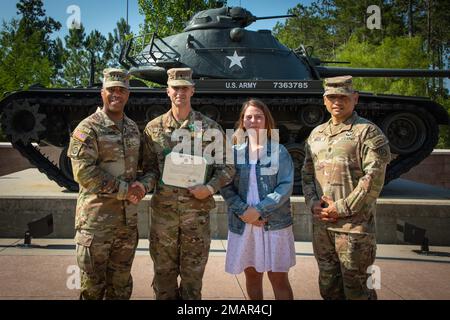 Von links, Lieutenant General Ronald Clark, kommandierender General der USA Army Central, SPC. Gokhu Ayaz und seine Ehefrau, und Kommandoleiter Major Jacinto Garza, Senior Enlisted Advisor der USA Army Central, posieren Sie für ein Foto nach SPC. Ayaz erhält eine Army Commendation Medaille vor Patton Hall auf der Shaw Air Force Base, S.C., 3. Juni 2022. SPC. Ayaz erhielt eine ARCOM für seine Bemühungen während der Evakuierung Afghanistans. Stockfoto