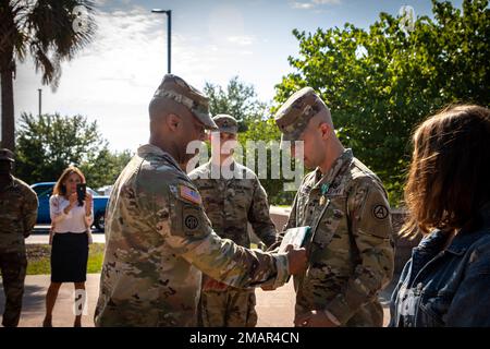 Generalleutnant Ronald Clark, kommandierender General der USA Army Central, Awards SPC. Gokhan Ayazan an Army Commendation Medal vor Patton Hall auf der Shaw Air Force Base, S.C., 3. Juni 2022. SPC. Ayaz erhielt eine ARCOM für seine Bemühungen während der Evakuierung Afghanistans. Stockfoto