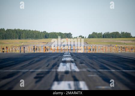 USA Die dem 3. Flügel zugeteilten Flieger führen einen Fremdkörper- und Trümmermarsch auf der Joint Base Elmendorf-Richardson, Alaska, am 3. Juni 2022 durch. Die Airmen führten den FOD-Rundgang durch, um Trümmer zu entfernen, die möglicherweise Flugzeuge beschädigen und die Einsatzbereitschaft behindern könnten. Stockfoto