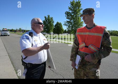 Kevin Gaeu, der Inspektor General des 119. Flügels, diskutiert mit einem Sanford Hospital Sanford Hospital im Anschluss an eine gemeinsame Übung auf der North Dakota Air National Guard Base, Fargo, North Dakota, am 3. Juni 2022 Aspekte eines aktiven Shooter-Trainingsszenarios. 119 Flügel, ANG, Übung, Happy Hooligans, SFS, Stockfoto