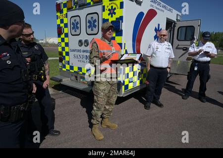 USA Air Force Captain Kristopher Jacobs, der Kommandant des 119. Sicherheitsgeschwaders, diskutiert eine gemeinsame Amokschützen-Übungsübung mit Teilnehmern, darunter Sanford Ambulance, Fargo Police Department, Fargo Fire Department, Und das Cass County Sheriff's Department an der North Dakota Air National Guard Base, Fargo, North Dakota, 3. Juni 2022. Stockfoto