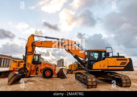 Der Bagger bereitet den Meeresstrand auf die Jahreszeit vor Stockfoto