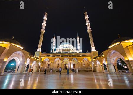 Abend im Innenhof im Herzen der Tschetschenien-Moschee. Russland Stockfoto