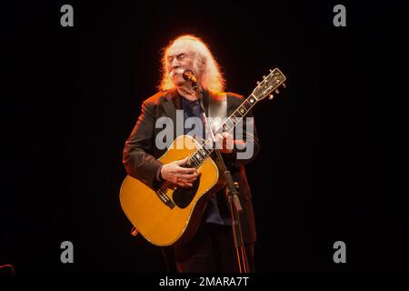 Como, Italien. 10. Dezember 2014. David Crosby, Byrds und Crosby, Stills & Nash Mitbegründer, tritt live in Como auf. Sänger und Songwriter David Crosby stirbt mit 81. Kredit: SOPA Images Limited/Alamy Live News Stockfoto