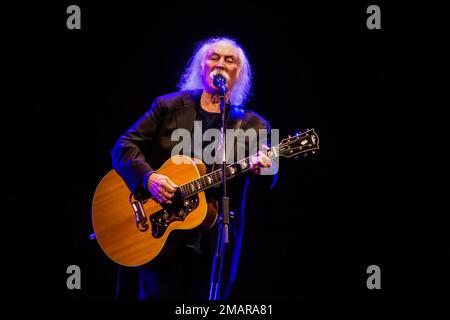 Como, Italien. 10. Dezember 2014. David Crosby, Byrds und Crosby, Stills & Nash Mitbegründer, tritt live in Como auf. Sänger und Songwriter David Crosby stirbt mit 81. Kredit: SOPA Images Limited/Alamy Live News Stockfoto