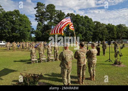 USA Army Sergeant Major Melodie Hunt, Battalion Sergeant Major für das 2-130. Airfield Operations Bataillon, 449. Combat Aviation Brigade, (links), USA Oberstleutnant Patrick J. Szvetitz, ankommender Befehlshaber der 2-130. AOB (Mitte links), USA Armeekollege Michele Harper, Commander der 449. CAB (Mitte rechts), und USA Army Daniel J. McAuliffe, scheidender Befehlshaber der 2-130. AOB (rechts), überreicht Auszeichnungen während der Nationalhymne während einer Zeremonie zum Kommandowechsel am Harnett Regional Jetport in Erwin, North Carolina, am 4. Juni 2022. Oberstleutnant Patrick J. Szvetitz übernahm das Kommando über die 2... Stockfoto