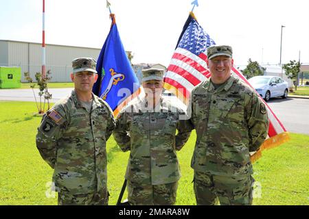 LT. Oberstleutnant Patrick J. Szvetitz, ankommender Befehlshaber des 2-130. Airfield Operations Bataillons (AOB), (links) Oberstleutnant Michele Harper, 449. Combat Aviation Commander, und LT. Oberstleutnant Daniel McAuliffe, ausscheidender Befehlshaber der 2-130. AOB, machen ein Foto nach der Zeremonie des Bataillons. Die Zeremonie fand am Harnett Regional Jetport in Erwin, North Carolina, am 4. Juni 2022 statt. Das Bataillon ist bereit für die Fortsetzung der lokalen, nationalen und ausländischen Luftfahrt. (Foto: US-Armeekapitän Patrick Montandon, 449. Combat Aviation Brigade/Released) Stockfoto