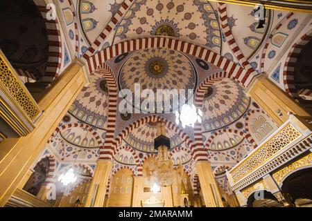 Abend im Innenhof im Herzen der Tschetschenien-Moschee. Russland Stockfoto