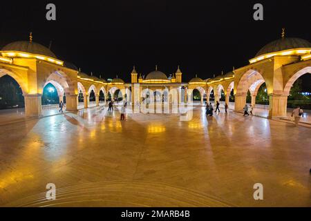 Abend im Innenhof im Herzen der Tschetschenien-Moschee. Russland Stockfoto