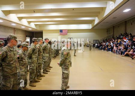 Mitglieder der 252. Quartermaster Company, 213. Regional Support Group, Pa National Guard, stehen Sie während der Einsatzzeremonie im Southampton Roads Armory am 3. Juni in Philadelphia in Formation vor ihren Freunden und Verwandten. Die Unterstützung der Familien ist für die Entsendung von Soldaten von entscheidender Bedeutung und trägt dazu bei, dass sie konzentriert und motiviert bleiben, während sie Missionen in der ganzen Welt durchführen. Stockfoto