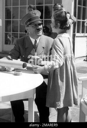 1940 Ca , Berghof , Obersalzberg , Bayern , DEUTSCHLAND : der Nazi-deutsche Führerdiktator ADOLF HITLER ( 1889 - 1945 ) mit einem kleinen Mädchen auf der Terrasse des Hauses Wachenfeld . Foto in den persönlichen Alben von Eva Baun gefunden. Unbekannter Fotograf. - GESCHICHTE - FOTO STORICHE .- Zweiter Weltkrieg - NAZI - NAZIST - NAZISMUS - NAZISTA - NAZISMO - SECONDA GUERRA MONDIALE - WW2 - ZWEITER WELTKRIEG - Dittatore - POLITICA - POLITICA - POLITICO - Bambina - Kind - Kinder - Bambini - KINDHEIT - KINDHEIT - KINDHEIT - LÄCHELN - sorriso -- - Archivio GBB Stockfoto