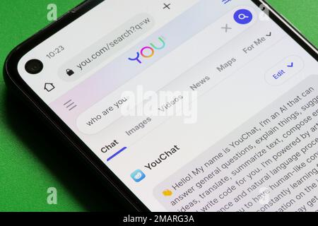 Die Webseite von YouChat, einem von You.com entwickelten KI-Chatbot im ChatGPT-Stil, ist auf dem Smartphone zu sehen. You.com ist eine Suchmaschine, die auf den Datenschutz ausgerichtet ist. Stockfoto