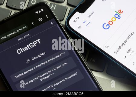 Webseiten von ChatGPT, OpenAI-Chatbot und Google werden auf Smartphones angezeigt. Eine neue Welle von Chatbots wie ChatGPT nutzt KI, die... Stockfoto