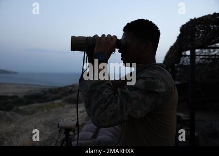 USA Marinekorps 1., LT. Alessandro Olajide, Zugführer des Waffenzugs, Echo Company, Bodenkampfelement, 22. Marineexpeditionseinheit, stellt Ziele vor einer Feuerreichweite während Übung EFES 2022 (EFES22) fest, nahe Izmir, Türkei, 3. Juni 2022. EFES22 ist eine internationale gemeinsame Live-Fire-Übung, die sich auf die Verbesserung der Einsatzbereitschaft, die Förderung von Stabilität und Wohlstand in der Region und die Interoperabilität zwischen den USA, der Türkei und den alliierten Nationen konzentriert. Stockfoto