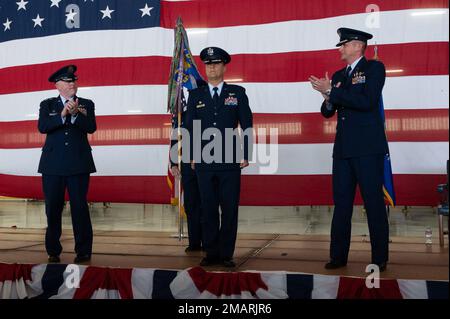 USA Air Force LT. Oberst Gregory Show, neuer 85. Kommandant der Flugtrainingsstaffel, steht als Oberst Adam Bingham (links), Kommandant der 47. Operations Group und Oberstleutnant Brian Tripp (rechts) zu Wort. Der ehemalige Kommandant der 85. Flugstaffel applaudierte ihm während der Zeremonie zum Kommandowechsel 85. der FTS am Luftwaffenstützpunkt Laughlin, Texas, 3. Juni 2022. Die Show nimmt die Rolle des Kommandanten der 85. Trainingsstaffel vom ehemaligen Oberstleutnant Brian Tripp an. Stockfoto