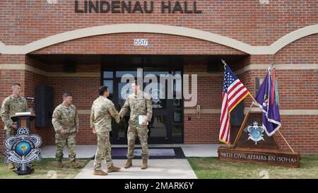 Hauptmann Daniel O'Donohue vom 98. Zivilbataillon (SO)(A) erhielt am 3. Juni 2022 in Fort Bragg, North Carolina, die Soldier’s Medal. Cpt. O'Donohue erhielt diese renommierte Auszeichnung für seine mutigen und schnellen Reaktionen, die dazu führten, dass er zwei Menschen vor dem Ertrinken am Topsail Beach, NC, rettete. Diese Auszeichnung ist ein Zeugnis für Dannys Charakter, sowohl in Uniform als auch in Uniform, sagte Oberstleutnant Mark Finnegan, Befehlshaber des 98. Bataillons. Stockfoto