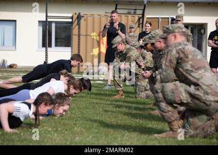 Studenten aus dem Pegnitz Gymnasium und Soldaten aus Alpha Battery, 1. Bataillon, 6. Artillerie-Regiment (1-6 FA) testen ihre Kraft im Army Physical Fitness Test in Grafenwoehr Trainingsbereich, 3. Juni 2022. 19 Schüler und ihre Lehrerin erhielten praktische Übungen mit Ausrüstung und lernten über das Leben eines Soldaten, der in Grafenwoehr stationiert war. Stockfoto