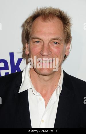 19. Januar 2023 - der britische Schauspieler Julian Sands, bekannt für seine Rolle in dem hochgelobten Film "A Room with a View" aus dem Jahr 1986, wurde am Freitag als vermisst gemeldet, nachdem er allein auf einem Wanderweg auf dem gefährlichen Mount Baldy in den San Gabriel Mountains in Südkalifornien gewandert war. Dateifoto: 24. April 2012 - Los Angeles, Kalifornien - Julian Sands. BritWeek 2012 Offizielle Einführung in einer Privatwohnung. Foto: Byron Purvis/AdMedia Stockfoto