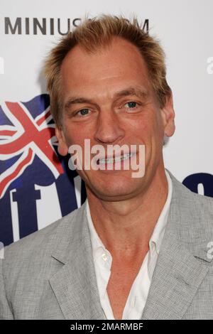 19. Januar 2023 - der britische Schauspieler Julian Sands, bekannt für seine Rolle in dem hochgelobten Film "A Room with a View" aus dem Jahr 1986, wurde am Freitag als vermisst gemeldet, nachdem er allein auf einem Wanderweg auf dem gefährlichen Mount Baldy in den San Gabriel Mountains in Südkalifornien gewandert war. Dateifoto: 23. April 2009 - Los Angeles, Kalifornien - Julian Sands. BritWeek 2009 Champagner-VIP-Empfang in einer privaten Residenz. Foto: Byron Purvis/AdMedia Stockfoto