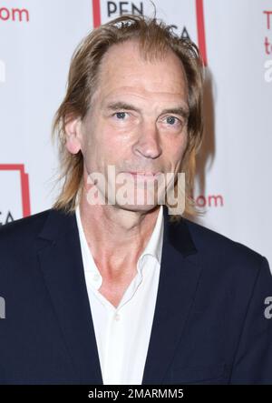 19. Januar 2023 - der britische Schauspieler Julian Sands, bekannt für seine Rolle in dem hochgelobten Film "A Room with a View" aus dem Jahr 1986, wurde am Freitag als vermisst gemeldet, nachdem er allein auf einem Wanderweg auf dem gefährlichen Mount Baldy in den San Gabriel Mountains in Südkalifornien gewandert war. Dateifoto: 02. November 2018 - Beverly Hills, Kalifornien - Julian Sands. Beverly Wilshire Hotel im Beverly Wilshire Hotel. Foto: Birdie Thompson/AdMedia Stockfoto