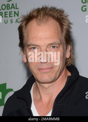 19. Januar 2023 - der britische Schauspieler Julian Sands, bekannt für seine Rolle in dem hochgelobten Film "A Room with a View" aus dem Jahr 1986, wurde am Freitag als vermisst gemeldet, nachdem er allein auf einem Wanderweg auf dem gefährlichen Mount Baldy in den San Gabriel Mountains in Südkalifornien gewandert war. Dateifoto: 18. Februar 2015 - Hollywood, Kalifornien - Julian Sands. Ankunft zur Global Green USA's 12. Annual Pre-Oscar Party in Avalon Hollywood. Foto: Birdie Thompson/AdMedia Stockfoto