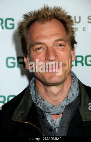 19. Januar 2023 - der britische Schauspieler Julian Sands, bekannt für seine Rolle in dem hochgelobten Film "A Room with a View" aus dem Jahr 1986, wurde am Freitag als vermisst gemeldet, nachdem er allein auf einem Wanderweg auf dem gefährlichen Mount Baldy in den San Gabriel Mountains in Südkalifornien gewandert war. Dateifoto: 18. März 2010 - Hollywood, Kalifornien - Julian Sands. „Greenberg“ Los Angeles Premiere in Arclight Cinemas. Foto: Byron Purvis/AdMedia Stockfoto