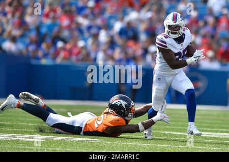 Denver Broncos linebacker Nik Bonitto (42) lines up during an NFL pre-season  game against the Arizona Cardinals, Friday, Aug. 11, 2023, in Glendale,  Ariz. (AP Photo/Rick Scuteri Stock Photo - Alamy