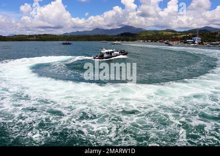 A Philippine National Police - Maritime Group, 2. Special Operations Unit's Rigid-Rumpf-aufblasbare Boote manövrieren, während sich die Insassen auf einen Besuch, ein Boarding, eine Durchsuchung und eine Beschlagnahmung am 2. Juni 2022 in der Nähe von Puerto Princesa, Palawan, vorbereiten. Dieses Engagement bot der philippinischen Nationalpolizei, der philippinischen Küstenwache und den USA eine Gelegenheit Green Berets, um Taktiken, Techniken und Verfahren untereinander auszutauschen, um die Interoperabilität zu verbessern und gleichzeitig neue Ideen für den maritimen Betrieb auszutauschen. USA Die Spezialeinsatzkräfte bereiten sich weiter vor Stockfoto