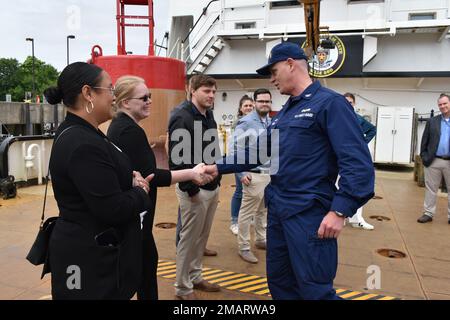 Am 3. Juni 2022 richtete die Küstenwache in Delaware Bay in Philadelphia gewählte Beamte aus Pennsylvania ein, um einen Auftrag und eine Demonstration der Fähigkeiten im Bereich Sicherheit und Gefahrenabwehr in der Delaware Bay zu erhalten, um gewählte Beamte mit der kritischen Rolle der Küstenwache am Delaware River vertraut zu machen. Zu den Teilnehmern zählten repräsentative Mitarbeiter aus den Büros von Senator Pat Toomey, Kongressabgeordneter Brian Fitzpatrick, Kongressabgeordnete Madeleine Dean, Kongressabgeordnete Chrissy Houlahan, Rep. Dwight Evans, Und Gouverneur Tom Wolf. (USA Foto der Küstenwache.) Stockfoto