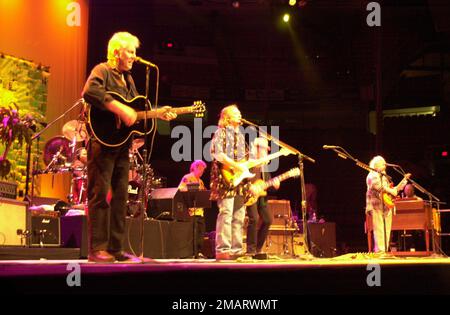 19. Januar 2023 - David Crosby, Sänger, Songwriter und Gitarrist und Mitglied der Byrds and Crosby, Stills & Nash, ist im Alter von 81 Jahren nach einer langen Krankheit gestorben. File Photo: Feb. 07, 2002; Pittburgh, Pennsylvania, USA; Die Sänger von links nach rechts GRAHAM NASH, STEPHEN DESTILLS, NEIL YOUNG und DAVID CROSBY treten während ihrer „Tour of America“-Tour in der Mellon Arena in Pittsburgh auf. (Kreditbild: © Laura Farr/AdMedia via ZUMA Press Wire) NUR REDAKTIONELLE VERWENDUNG! Nicht für den kommerziellen GEBRAUCH! Stockfoto