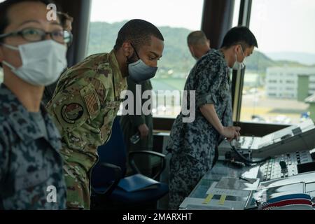 USA Air Force Staff Sgt. Brandon Johnson-Farmer, ein 374. Operatives Unterstützungsgeschwader, der dem Luftwaffenstützpunkt Yokota zugewiesen ist, besichtigt den Flugverkehrskontrollturm am Luftwaffenstützpunkt Hofu-Kita, Japan, 3. Juni 2022. Die Luftwaffe der 459. Und der 374. Einsatzstaffel nahmen am Hofu Air Festival Teil, um bilaterale Beziehungen zu ihren japanischen Kollegen und der größeren Hofu-Gemeinde zu fördern. Stockfoto